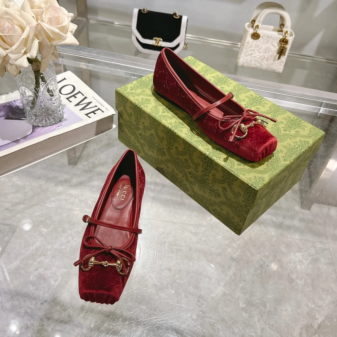 👟👟Ex-factory price 560👟👟 Gucci Horsebit series women's ballet flats. This iconic horsebit ballet flats features a square toe design and elegant bow details, paying tribute to the traditional ballet shoe style. This piece is crafted from Gucci ankh leather and embellished with a light gold-tone horsebit buckle. A 'sacchetto' construction with a soft, padded insole provides a great fit. ✅Size: 35-42 (customized for 40-42) ✅Sole material: Imported Italian genuine leather sole ✅Packaging: Brand new red box packaging